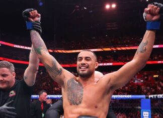 Carlos Ulberg supera joelho ‘estourado’, acaba com Jiri Prochazka no 1° round e conquista o cinturão dos meio-pesados