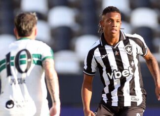 Botafogo busca virada contra o Coritiba, mas sofre o empate no fim com falha bizarra da defesa