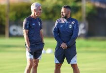 Grêmio volta aos treinos e Luís Castro ganha dúvida para jogo contra o Riestra