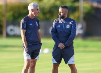 Grêmio volta aos treinos e Luís Castro ganha dúvida para jogo contra o Riestra