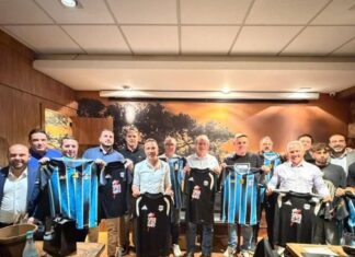Grêmio recebe dirigentes do Deportivo Riestra e reforça laços antes de jogo na Arena