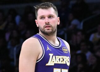 Bastidores: Doncic tem data para voltar aos Lakers após tratamento na Espanha, mas pode perder início dos playoffs