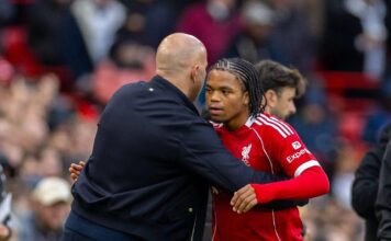 Slot sobre joia do Liverpool: ‘Ele pode lidar com esse tipo de jogo por causa de sua personalidade’
