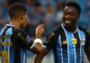 Grêmio supera expulsão, marca no fim contra o Deportivo Riestra e vence a primeira na Sul-Americana