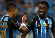 Grêmio supera expulsão, marca no fim contra o Deportivo Riestra e vence a primeira na Sul-Americana