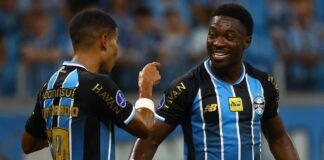 Grêmio supera expulsão, marca no fim contra o Deportivo Riestra e vence a primeira na Sul-Americana