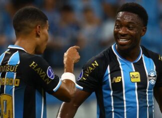 Grêmio supera expulsão, marca no fim contra o Deportivo Riestra e vence a primeira na Sul-Americana