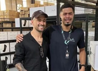 Torcedor se emociona ao encontrar Arrascaeta e desaba em choro