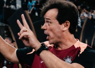 Diniz faz defesa pública de André após expulsão contra Palmeiras por gesto obsceno: ‘Menino que é bom proteger’