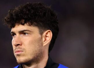 Ex-Milan avalia reforço dos sonhos do Barcelona: ‘Não é metade do que Maldini foi’