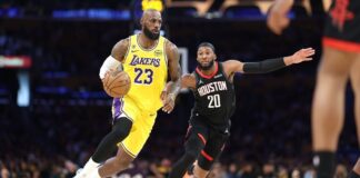 LeBron flerta com triplo-duplo, Lakers batem os Rockets e largam na frente nos playoffs da NBA