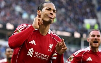 Van Dijk marca nos acréscimos, e Liverpool vence o Everton em clássico na Premier League