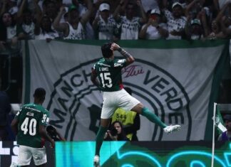 Palmeiras sofre com expulsão, mas segura vitória contra o Athletico-PR e mantém vantagem na liderança do Brasileirão