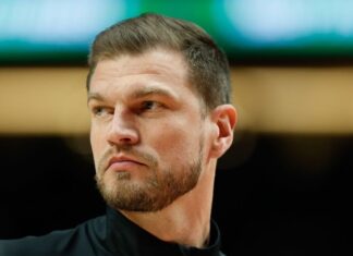 Tiago Splitter responde rumores sobre possível demissão: ‘Tentando ser profissional’