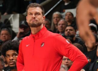 Tiago Splitter faz história como primeiro treinador brasileiro a vencer um jogo de playoffs na NBA