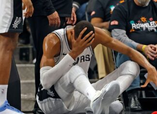 Wembanyama sofre concussão em derrota dos Spurs no Jogo 2 dos playoffs; veja os próximos passos do protocolo aplicado pela NBA