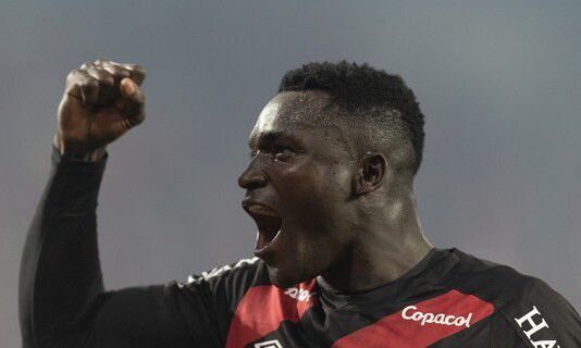 Corinthians e Flamengo disputam a contratação de atacante destaque do Athletico-PR