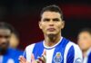Para resolver problema crônico, Barcelona mira zagueiro que ‘barrou’ Thiago Silva