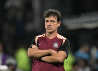 Reviravolta no mercado: defensor abre mão de fortuna para jogar no Corinthians