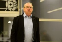 Stabile volta ao centro da crise política no Corinthians