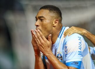 Artilheiro do Grêmio, Carlos Vinícius recebe sondagens do exterior enquanto negocia novo contrato – Portal do Gremista