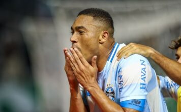 Artilheiro do Grêmio, Carlos Vinícius recebe sondagens do exterior enquanto negocia novo contrato – Portal do Gremista
