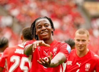 Joia consolida protagonismo, Suíça vence batalha de estratégias contra Canadá e avança como líder