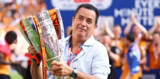 Dono de clube da Premier League viraliza ao combater boatos com pistas inusitadas sobre reforços