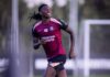 Rafael Leão está treinando no CT do Corinthians