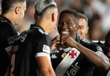 Carlos Cuesta resolve lacuna na defesa e faz valer esforço do Vasco para contratá-lo