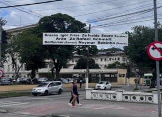 Torcedores do Santos penduram faixa com dica de escalação antes do duelo contra o Mirassol – Portal